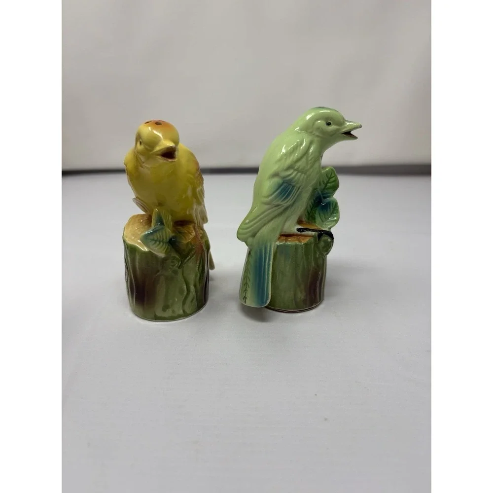 Vintage Green and Yellow Song Birds Tree Stumps Salt & Pepper Shakers Retro MCM